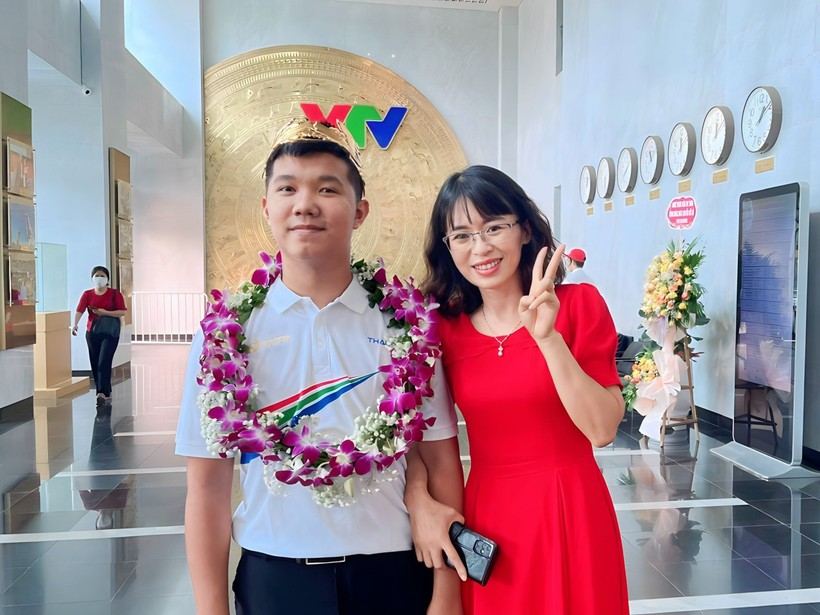 Xuân Mạnh và cô giáo hướng dẫn Trần Thị Xuân tại trường quay VTV.