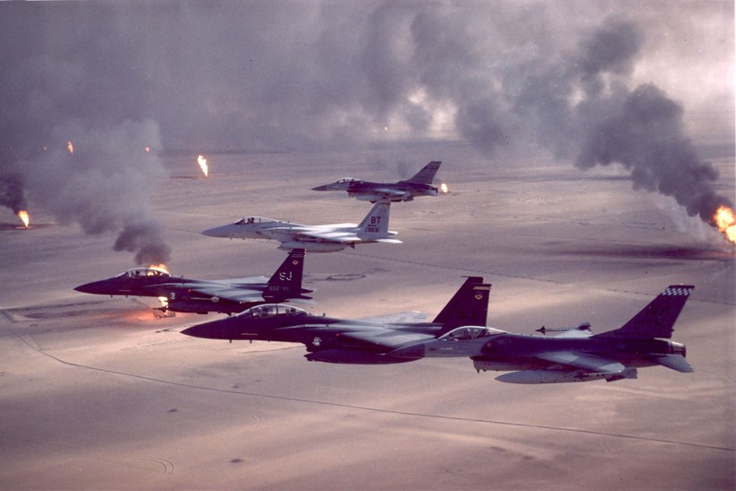 Máy bay chiến đấu USAF F-16A, F-15C, F-15E bay trên các giếng dầu đang cháy (do các lực lượng Iraq đốt) trong "Chiến dịch Bão táp Sa mạc"